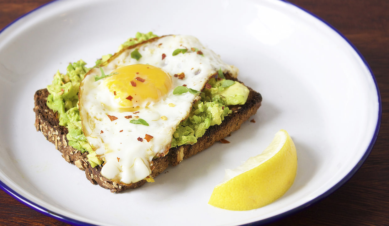 avocado-toast-with-fried-egg